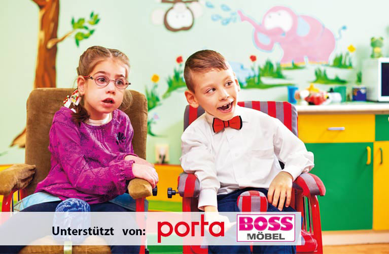Zwei fröhliche Kinder in einer Betreuungseinrichtung